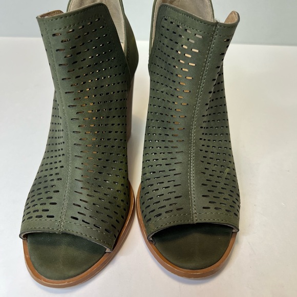 Sale! Restricted shoes women’s Laser-Cut Block Heel  Olive Green sandal Size 7.5 - Picture 3 of 6